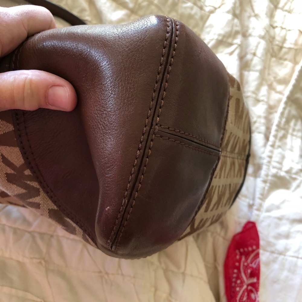 Authentic micheal kors bag. Great condition!